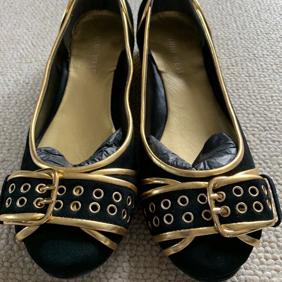 NINE WEST GOLD TRIMMED BUCKLED BALLET FLATS - Picture 1 of 3